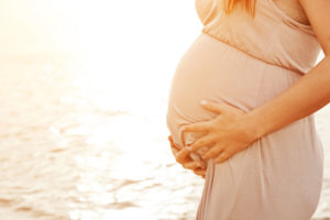 Femme enceinte au soleil